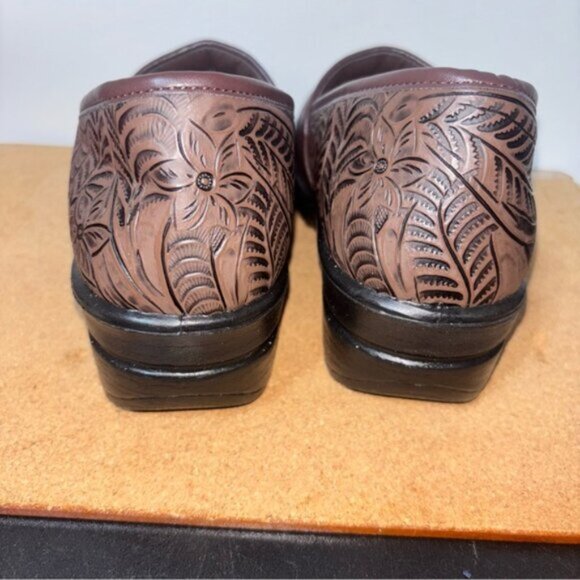 Easy Street Women’s 8W Brown Embossed Cushioned Sole 2” Heel Slip Resistant - Picture 7 of 8